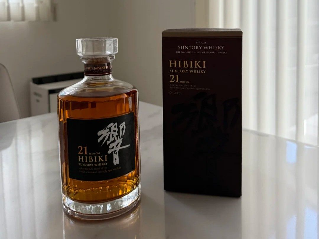 響21年威士忌酒瓶與深色禮盒,正標可見21 YEARS OLD