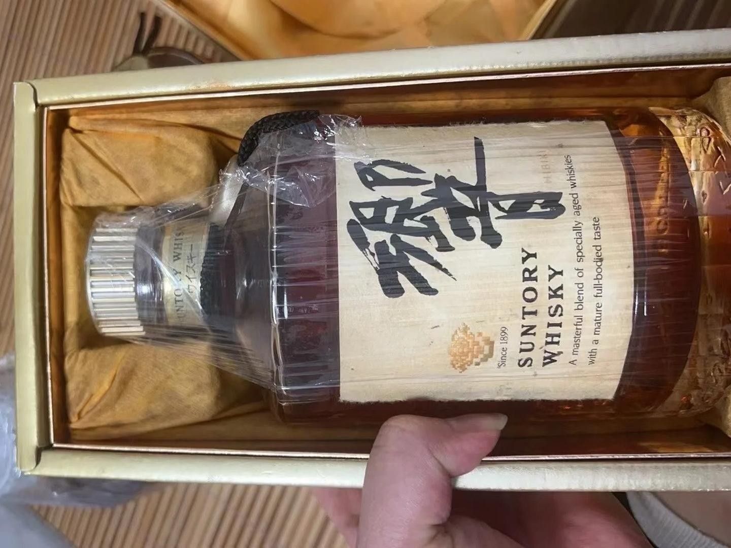 響17年威士忌酒瓶,頸標為金色,正標可見17 YEARS OLD