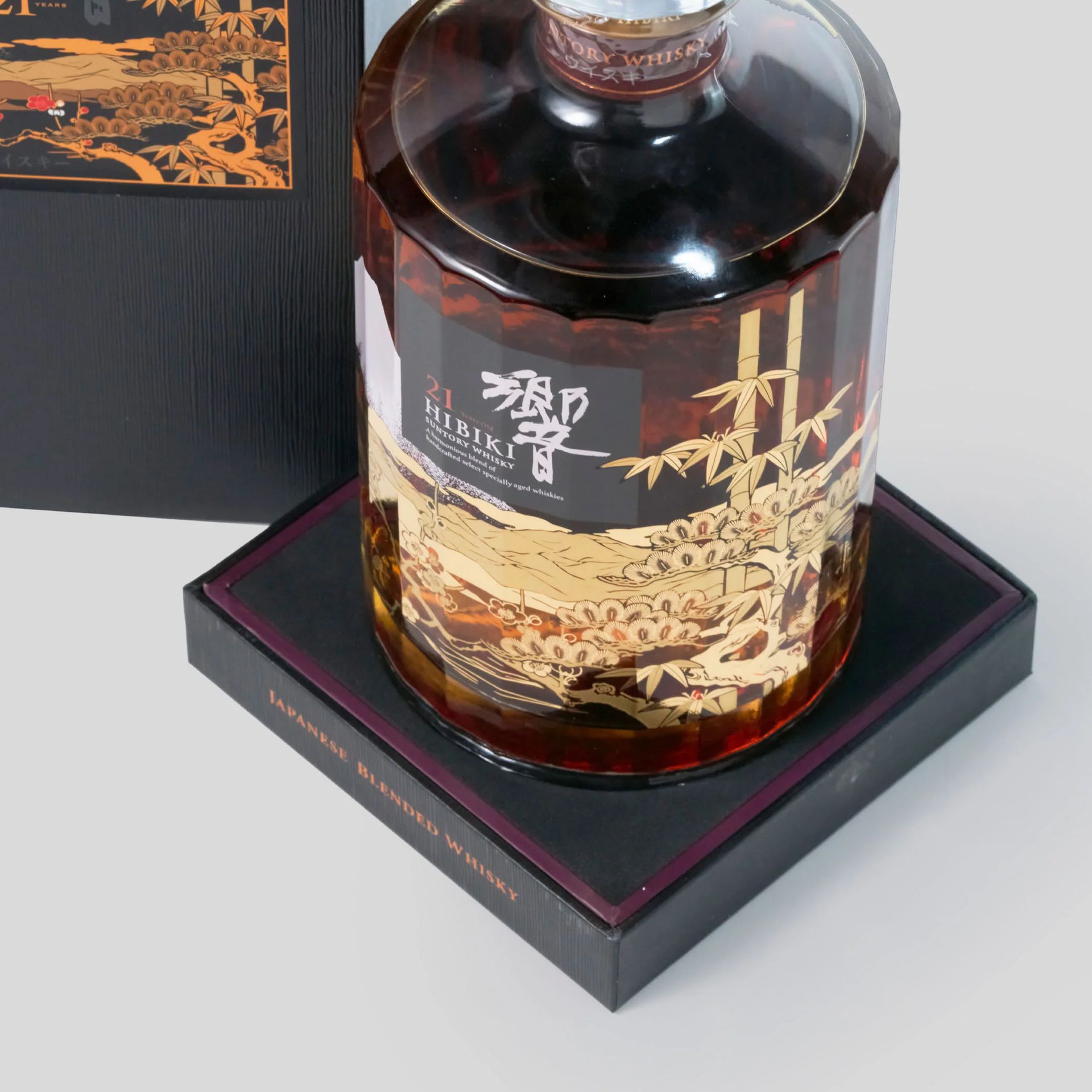 永發商行專家正在檢查響威士忌的防偽標籤和液位