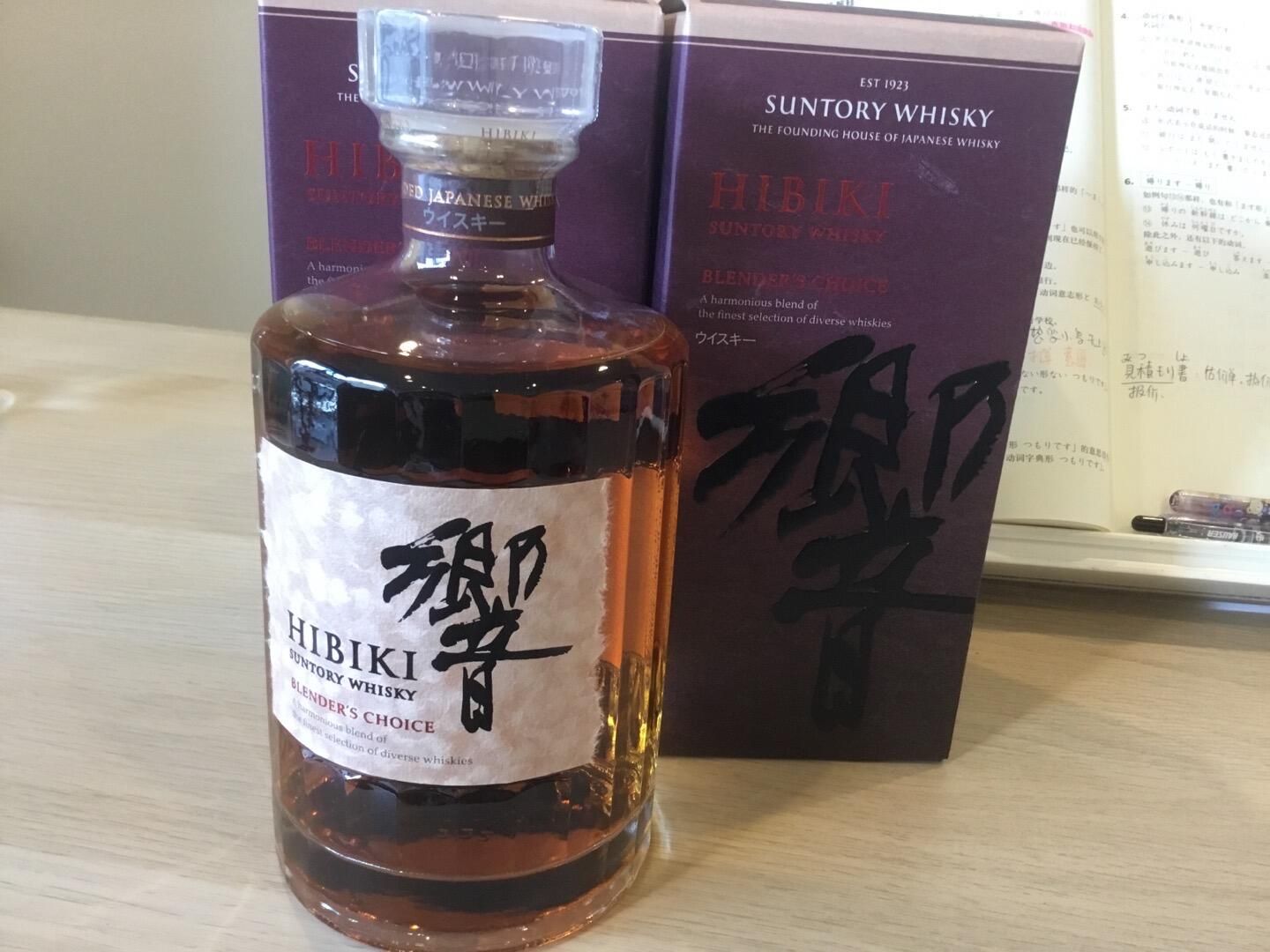 響Japanese Harmony與Blender’s Choice酒瓶及原盒並列,對照完整酒名與無年份版本
