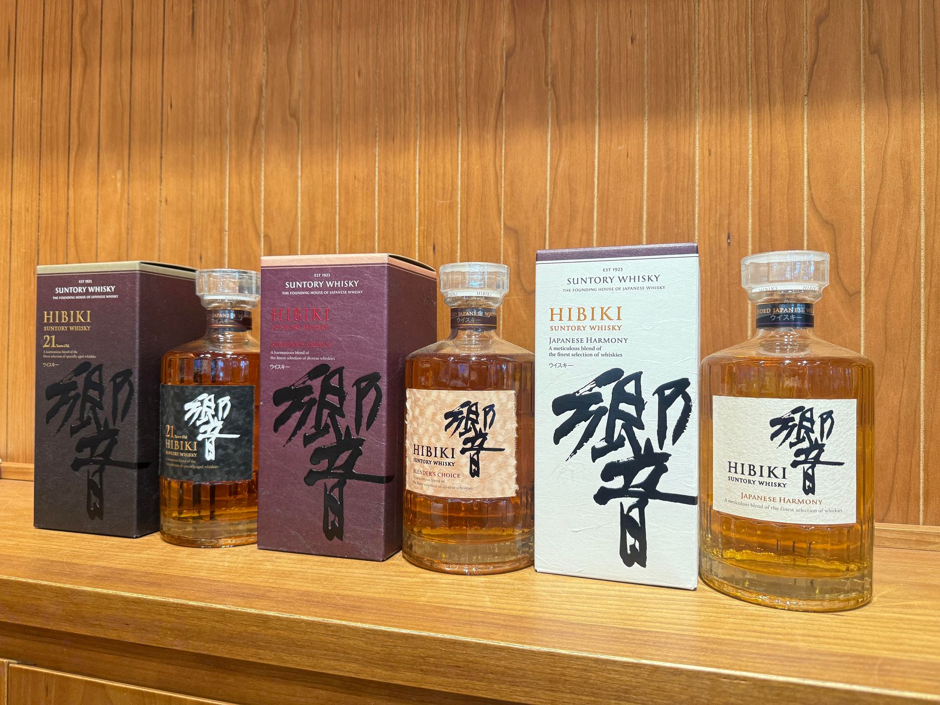 響Japanese Harmony與Blender’s Choice正標及盒側對照,突出完整酒名、容量與43%酒精度
