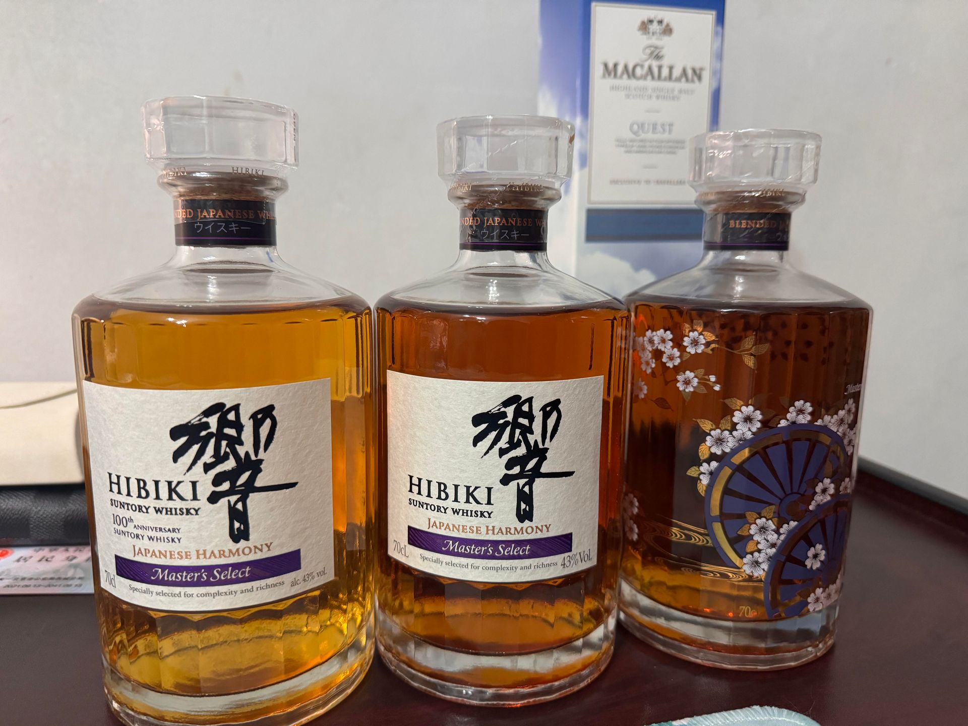 響 Hibiki Master's Select 標準黑盒與限量花輪版包裝回收價差對比圖