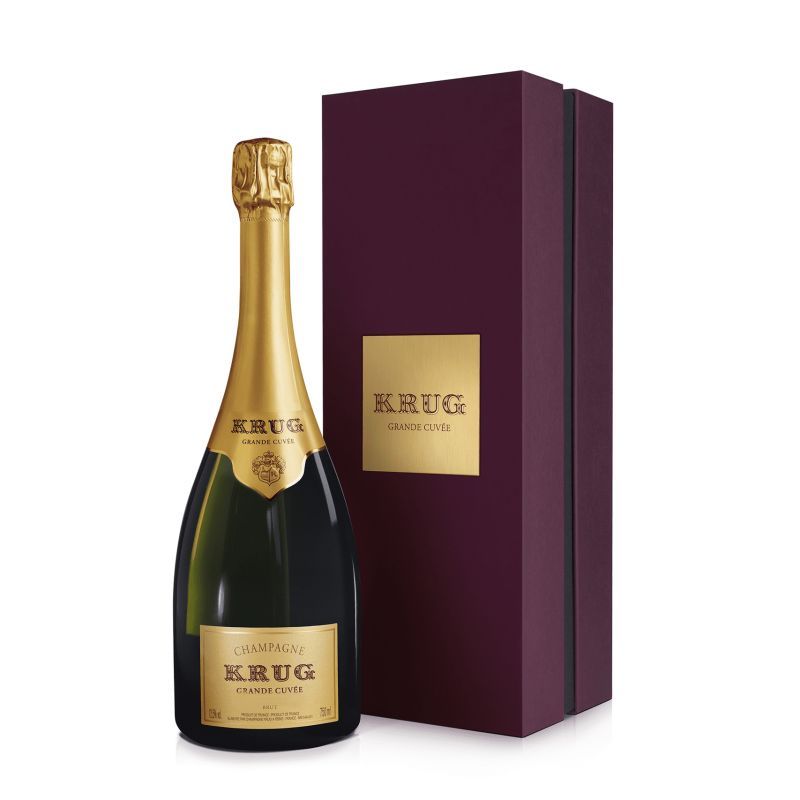 Krug Grande Cuvée 酒瓶直立,前標可見 KRUG 與 GRANDE CUVÉE,瓶身右側有淺色外盒