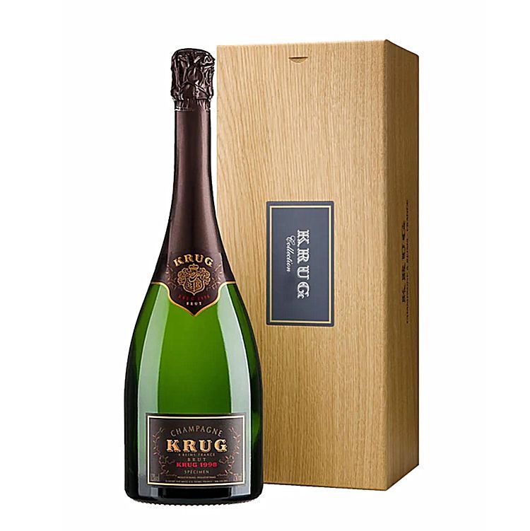 Krug Vintage 2008 香檳酒瓶直立,前標可見 VINTAGE 與 2008,酒瓶放在打開的木箱前