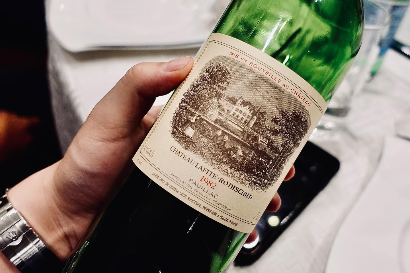 一瓶保存完好的1982年拉菲紅酒，展現完美的酒標和水位