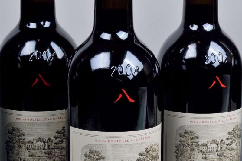 拉菲2008年份瓶身上印有紅色中文字「八」的特寫