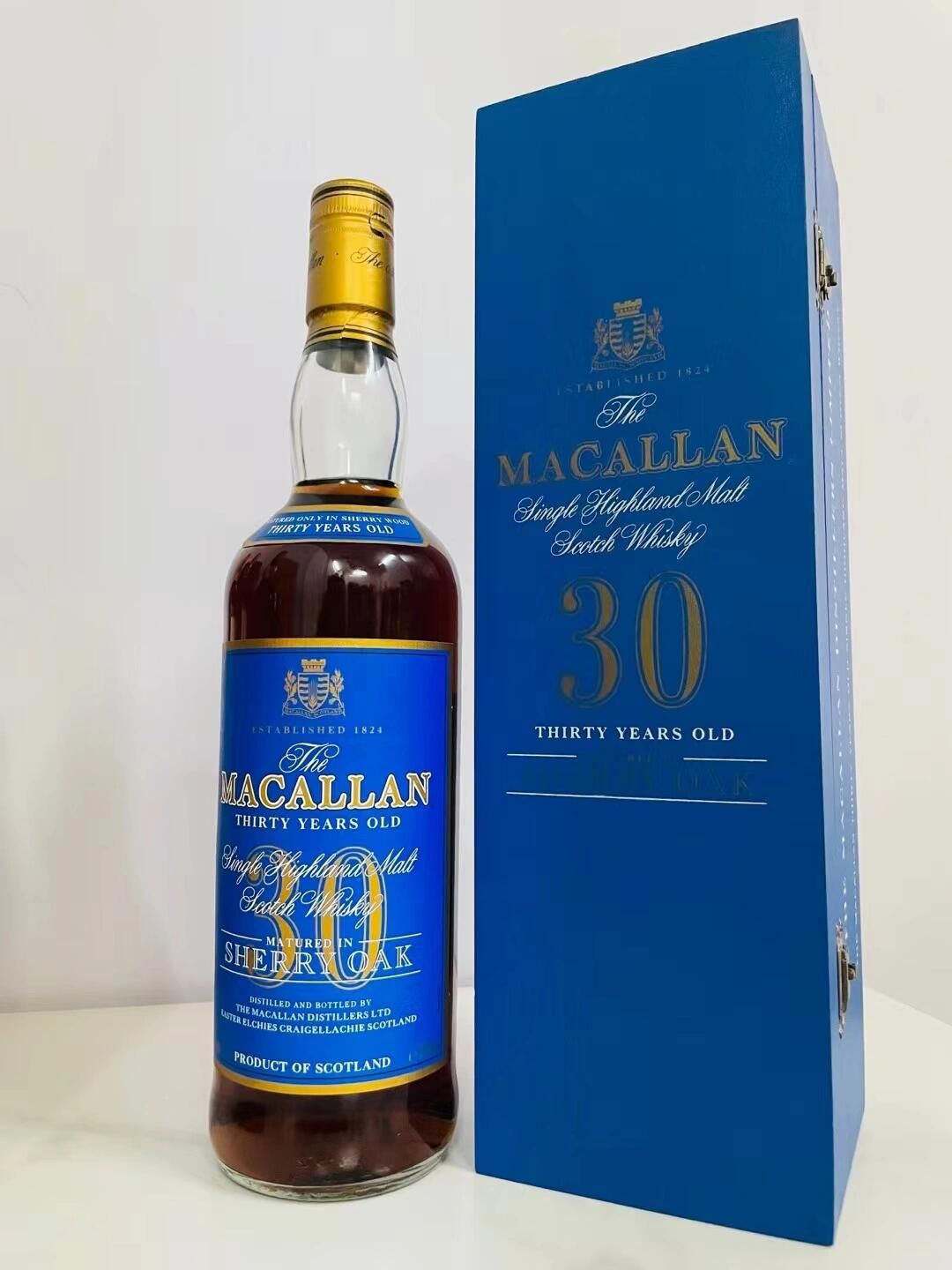 Macallan 25 年藍色紙盒與 Macallan 30 年藍色木盒分別示意圖