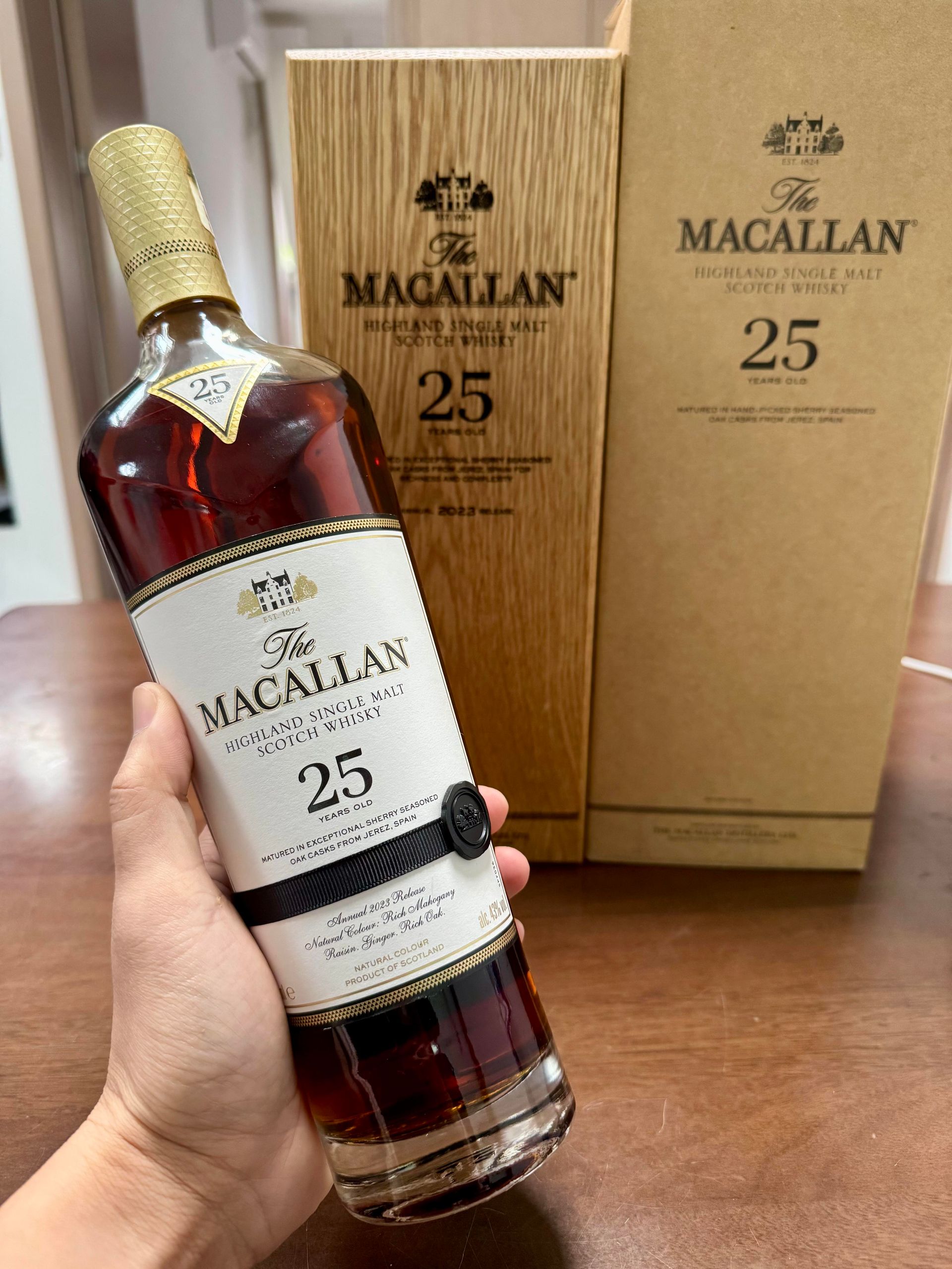 Macallan 25 年原裝木盒、證書、防護套與雷射碼完整度估價示意圖