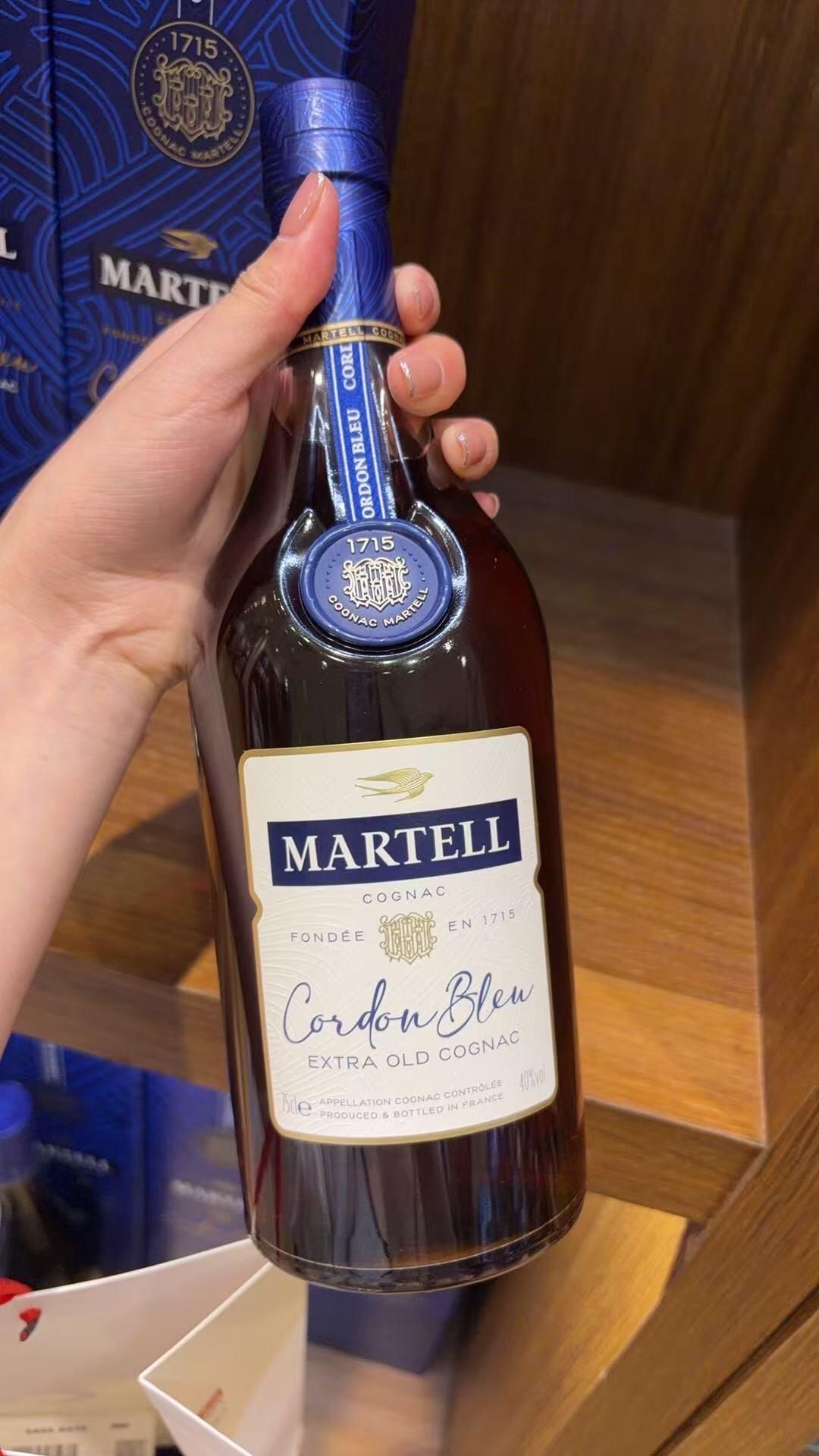 馬爹利藍帶與藍帶 Extra 酒瓶並列,對照瓶盒辨識與放售估價