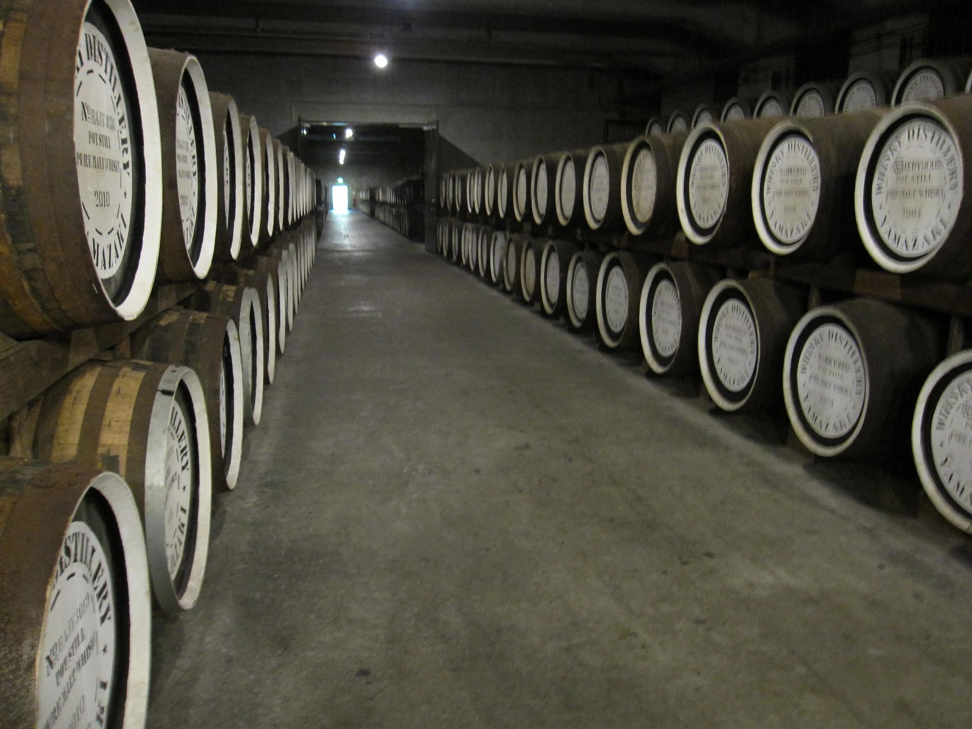 水楢桶在山崎蒸餾所倉庫中陳釀