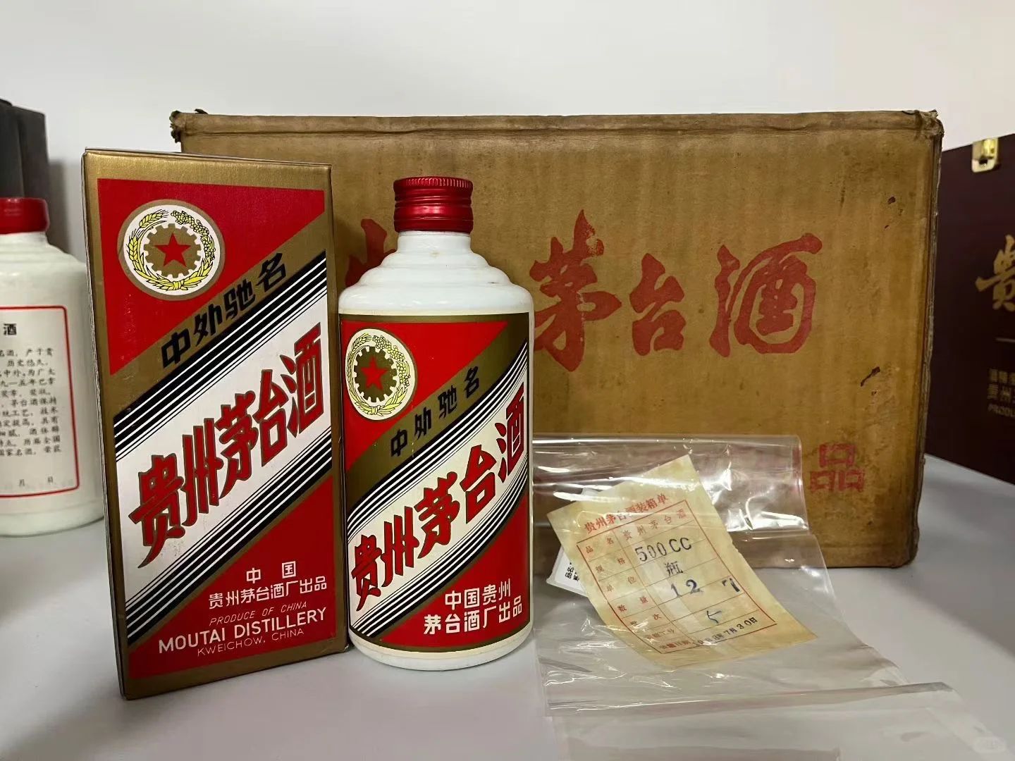 多瓶鐵蓋茅台酒，強調其鋁製瓶蓋的特徵