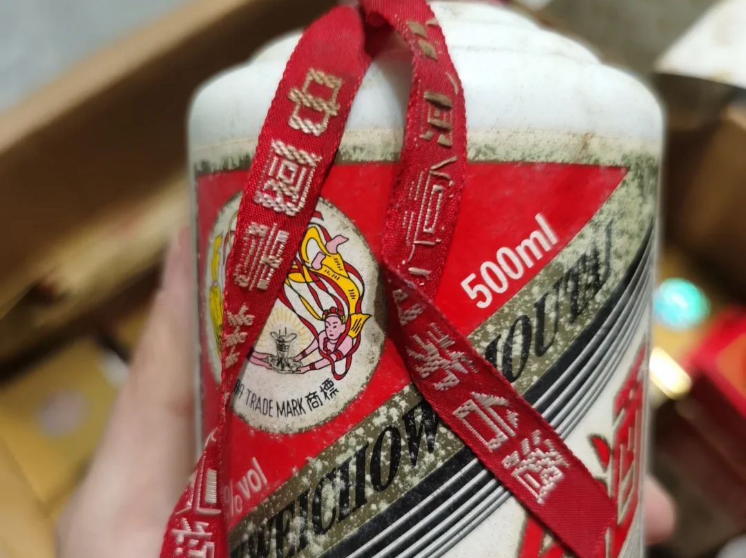 受潮霉變的茅台酒標對比