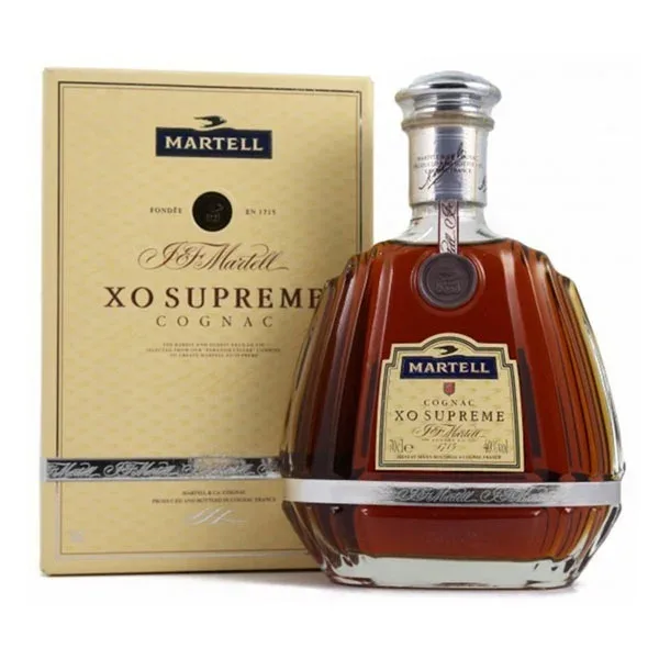 馬爹利 XO Supreme 酒瓶與同名金色包裝盒