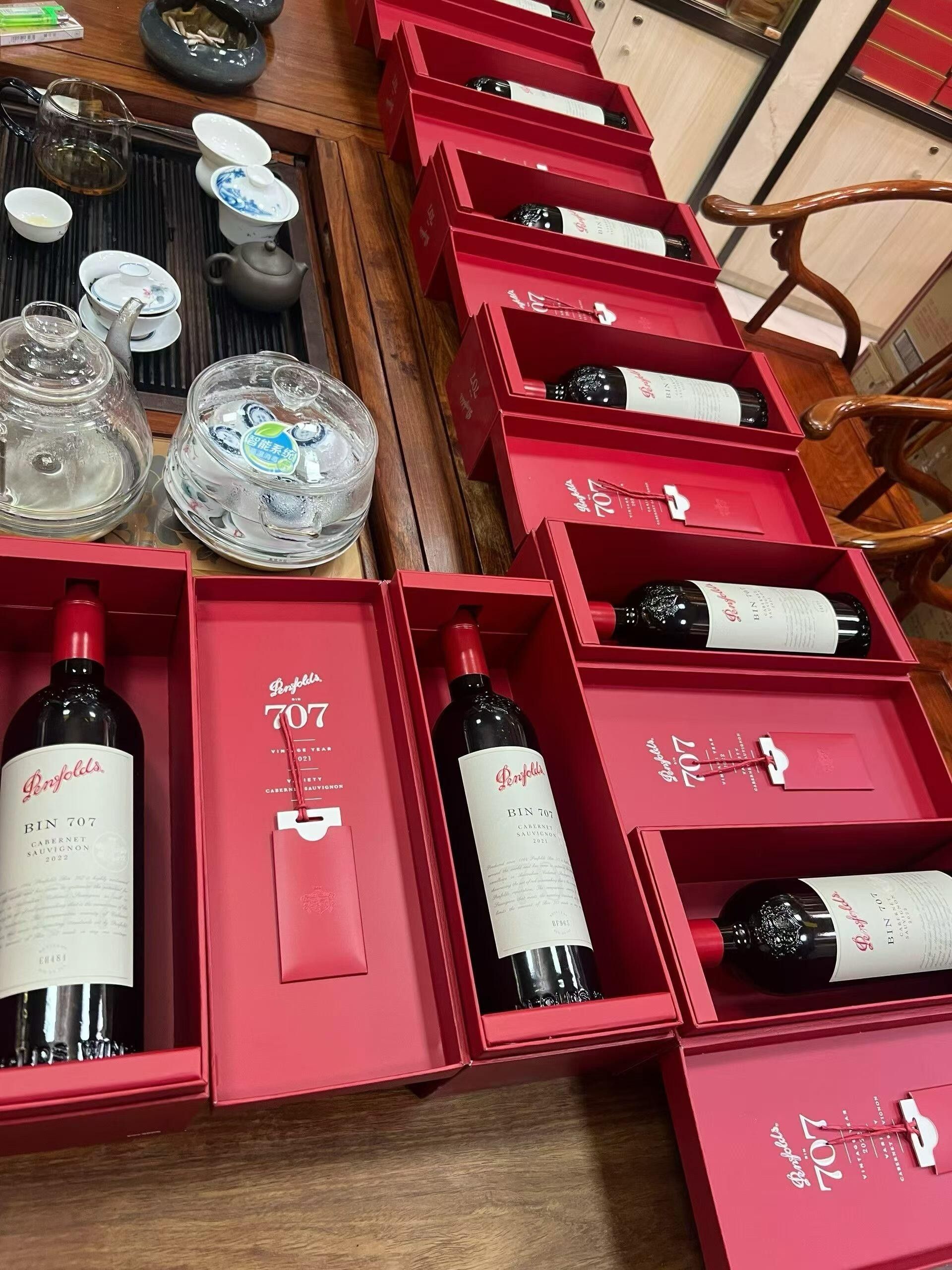 奔富 RWT Bin 798 與 Bin 707 酒瓶並列,對照 Bin 編號、品種與估價資料