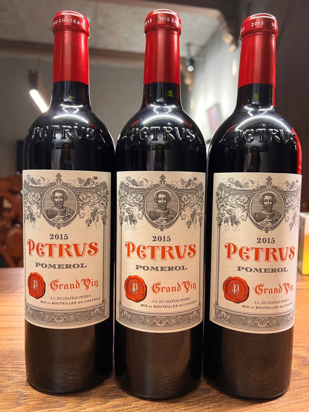 Petrus 柏圖斯回收前液位酒標封膜原箱來源證明檢查示意圖