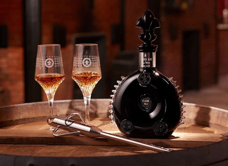 路易十三「黑珍珠」或「珍稀單桶」等限量版系列，瓶身設計獨特，具有極高的國際收藏價值。