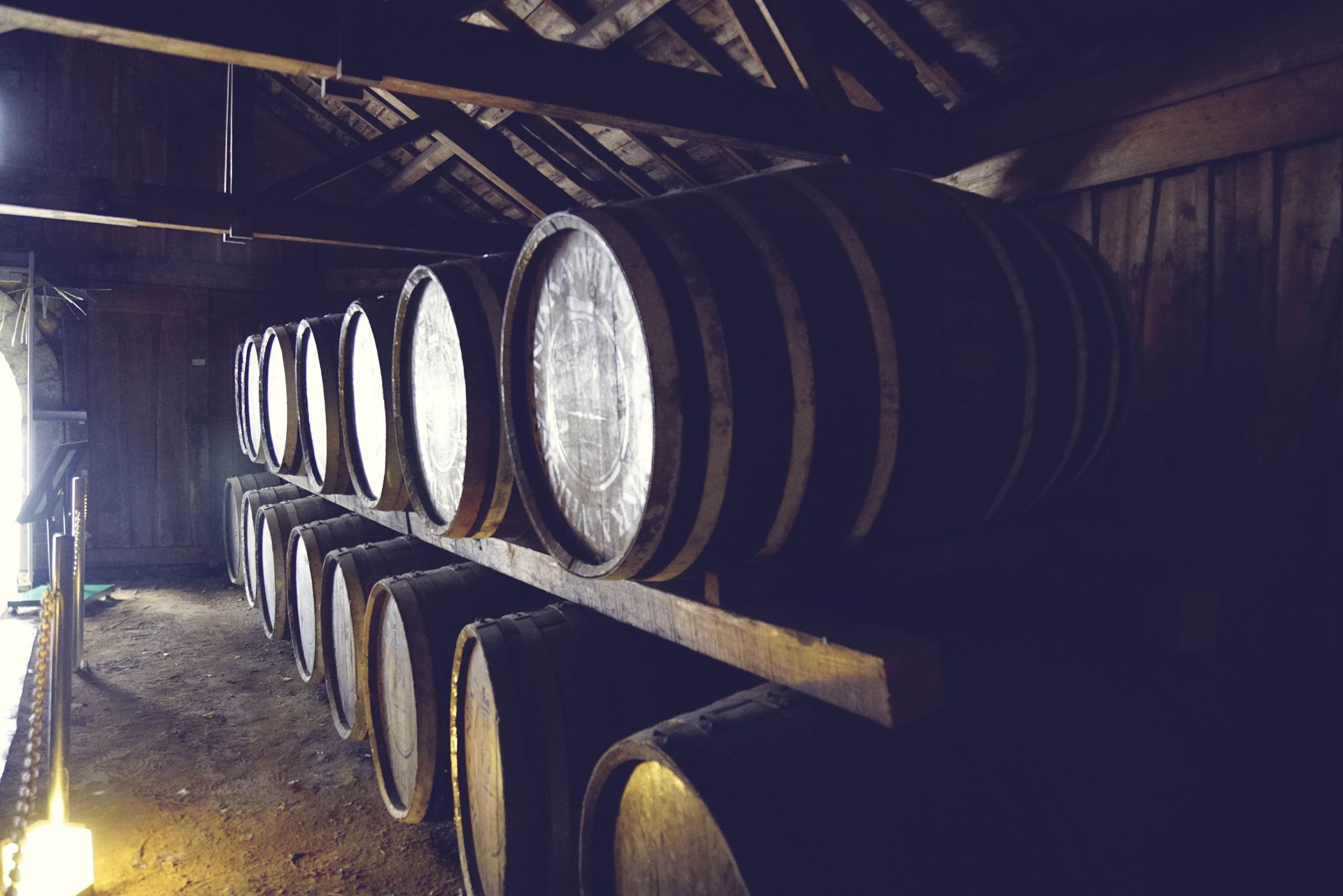 檀香和沉香的特寫，散發著日本寺廟的東方禪意氣息