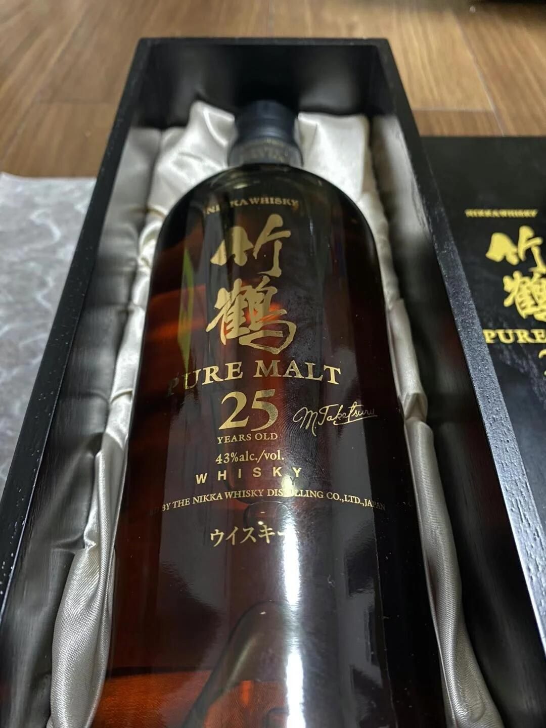 竹鶴25年與山崎25年未開封酒瓶並列,核對品牌、25年標示及容量