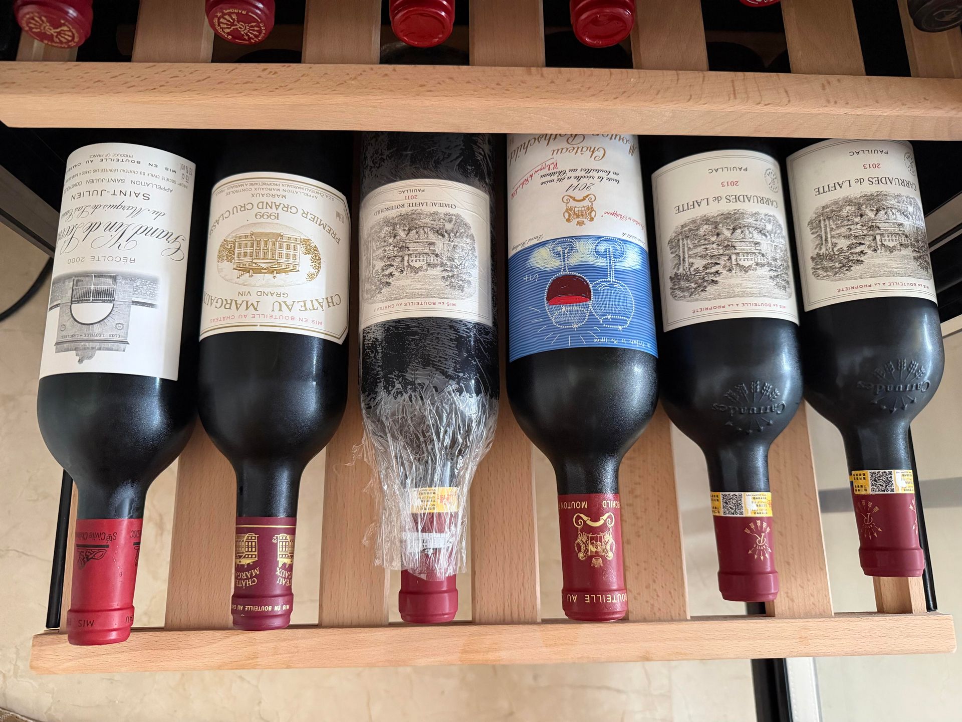 第三方酒倉的名酒存箱與交收文件,展示放售前核對庫存及授權的準備工作