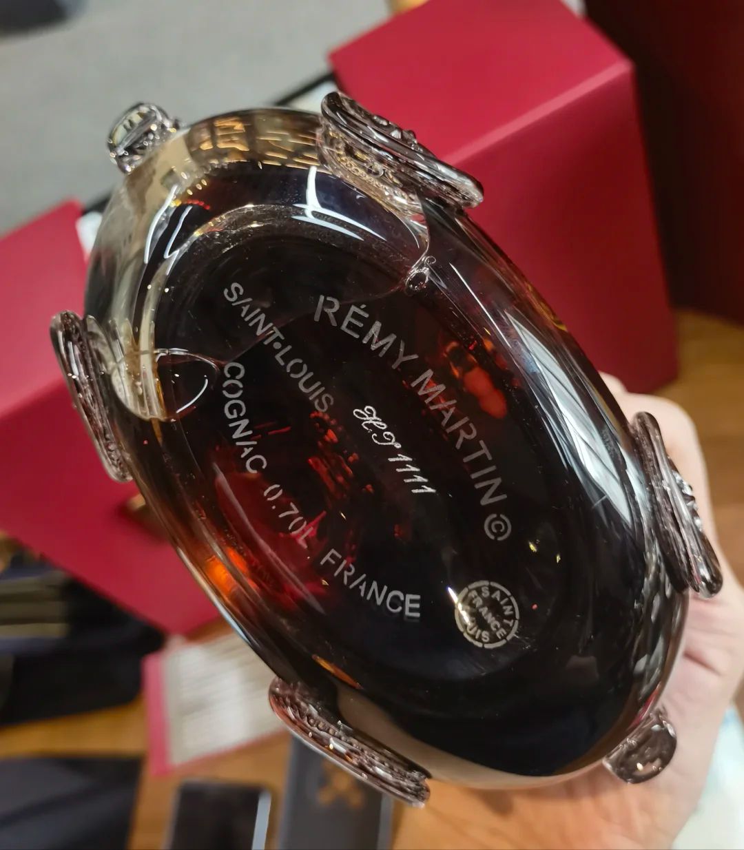 特寫鏡頭展示路易十三瓶底、瓶塞和證書上的三個編號必須完全匹配，這是完整品相的最高標準。