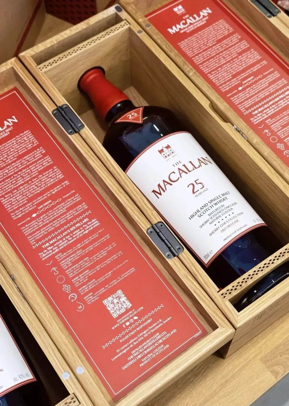 麥卡倫25年雪莉桶威士忌酒瓶,正標可見 THE MACALLAN、25 與 SHERRY OAK,瓶身旁有深色木盒