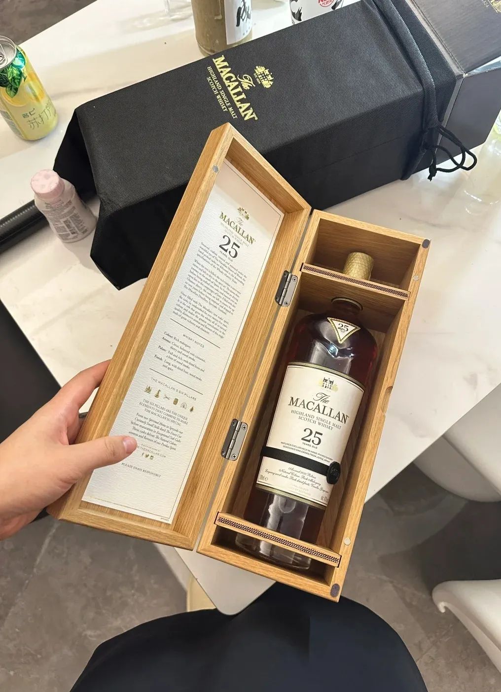 打開的麥卡倫25年木盒,盒內立著一瓶正標寫 THE MACALLAN 與 25 的酒瓶