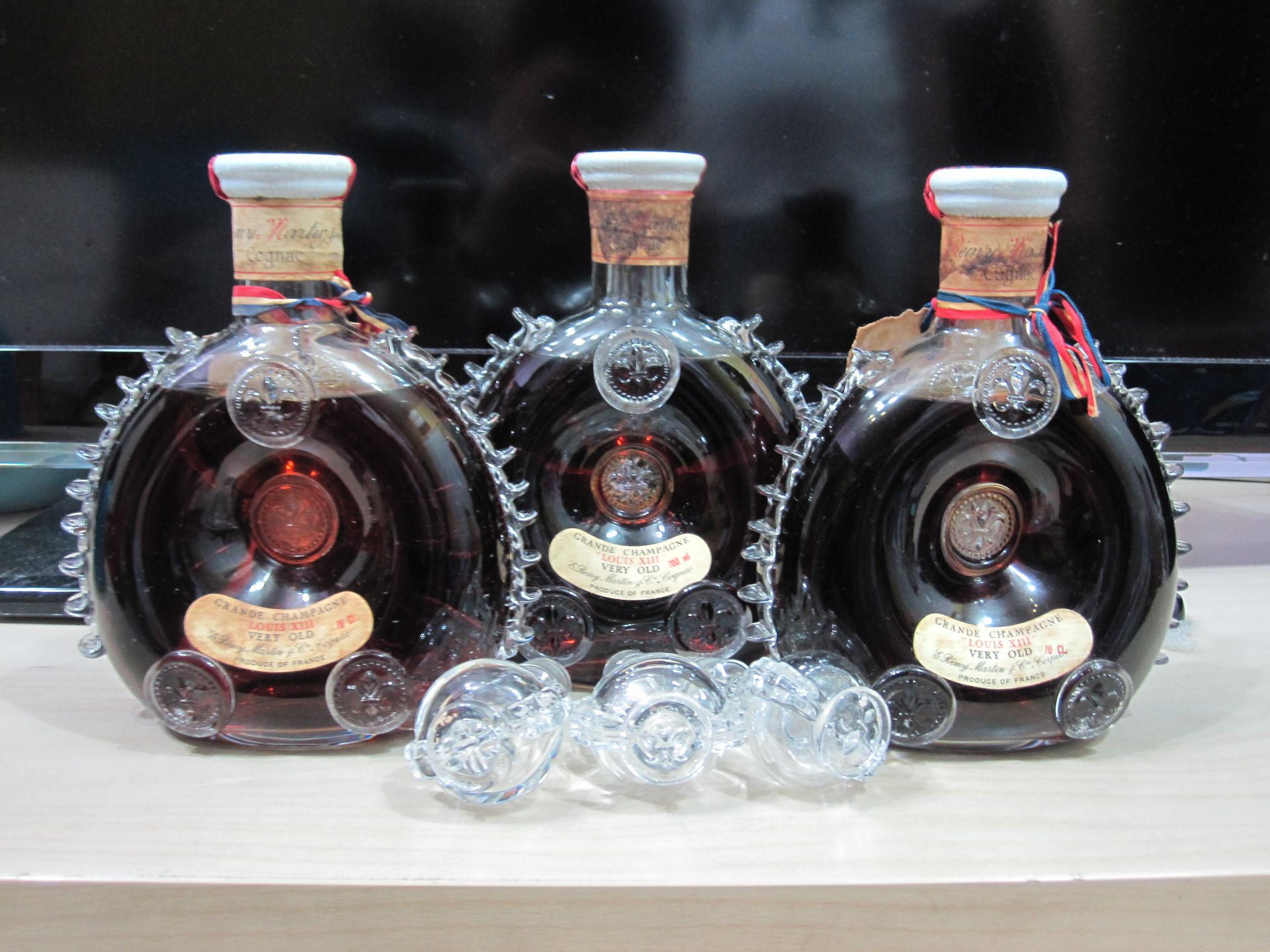 路易十三舊版「白頭」酒瓶，瓶封為白色膠囊，多見於1970年代以前，具有歷史收藏價值。