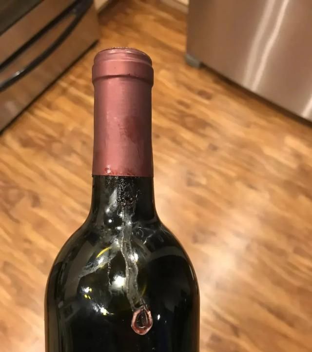 紅酒液位、烈酒滲漏與封膜破損的名酒回收品相評分指南封面圖