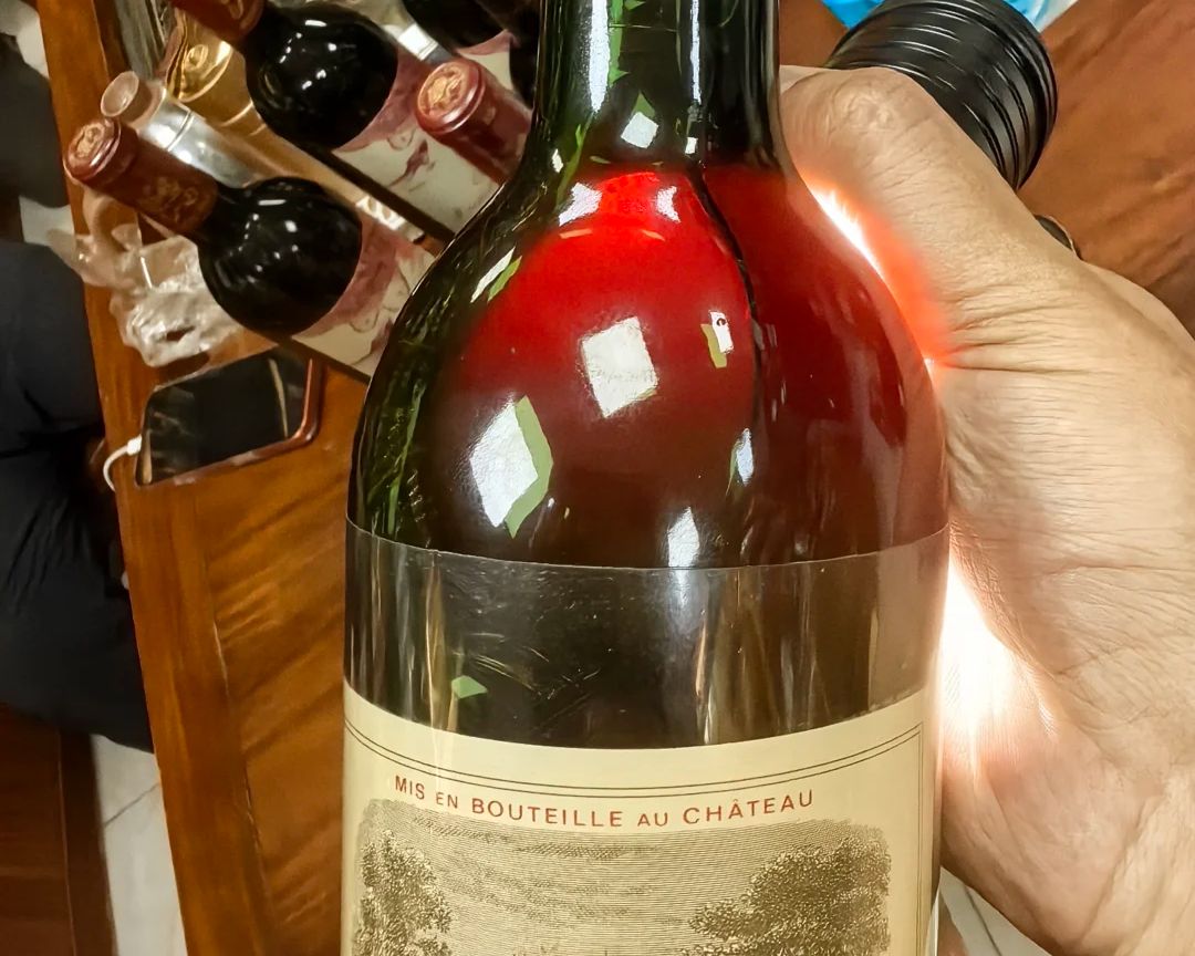 專業人士正在檢查紅酒瓶的水位（Ullage）和酒標狀況