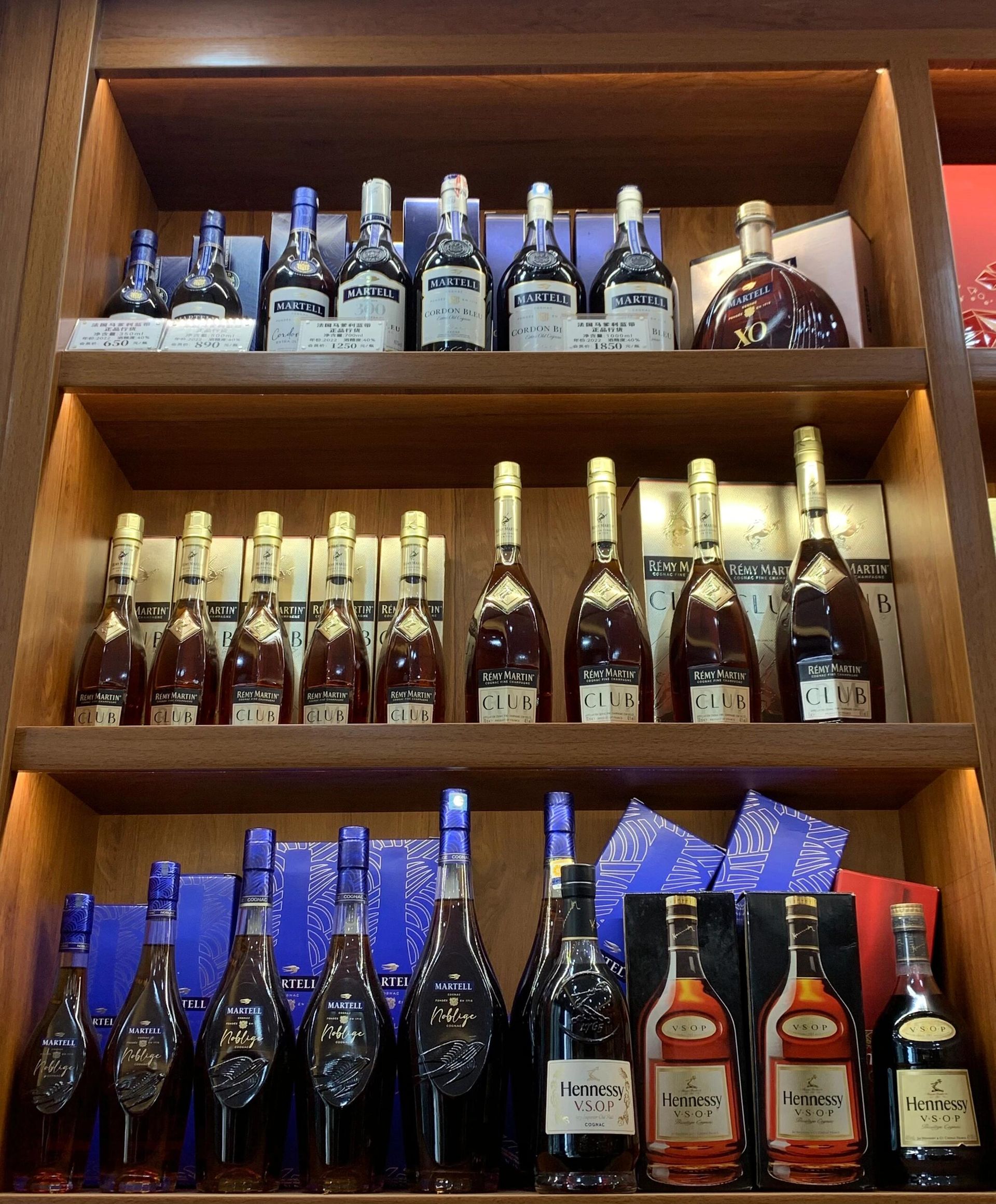 比較同款同年份名酒的液位、封膜、代理背標、原箱與保存紀錄示意圖