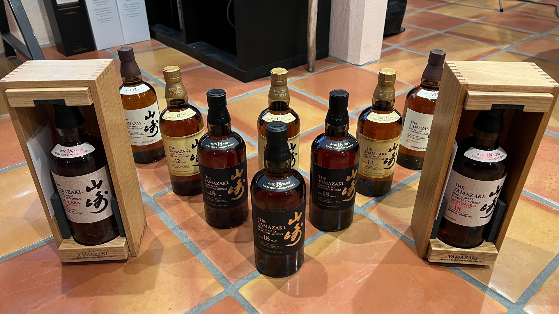 山崎18年與響21年原盒封口液位酒標及陶瓷瓶品相檢查圖