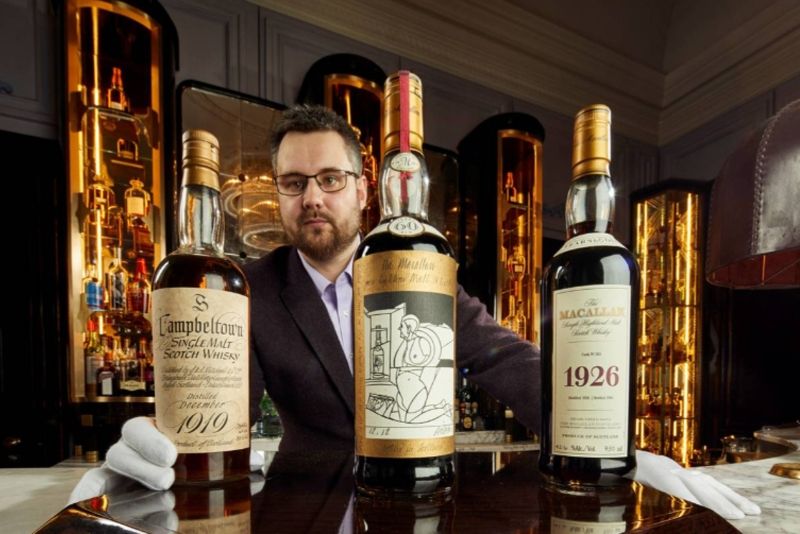 永發專家進行酒款品相鑑定