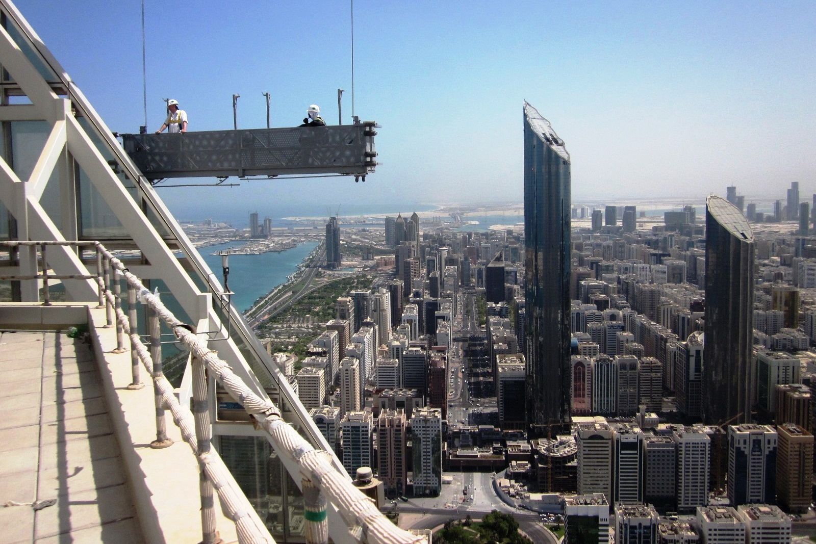 Façade access design enabling safe maintenance of building envelope systems