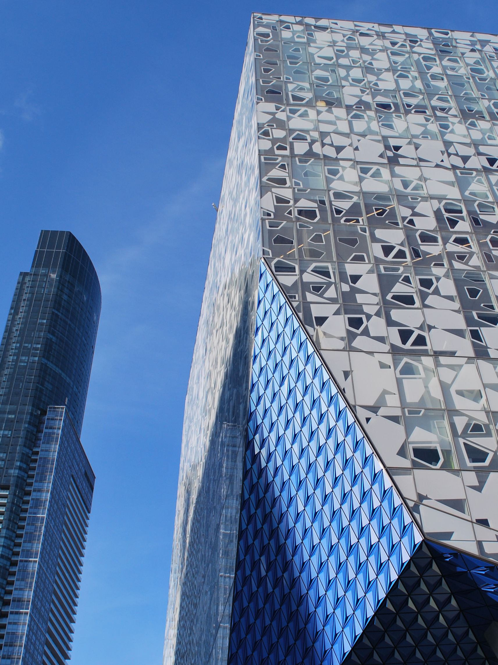 Advanced façade engineering for complex geometries and curved building surfaces