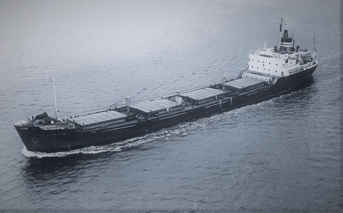 The SS Lake Illawarra before the crash on the Derwent River ⌘