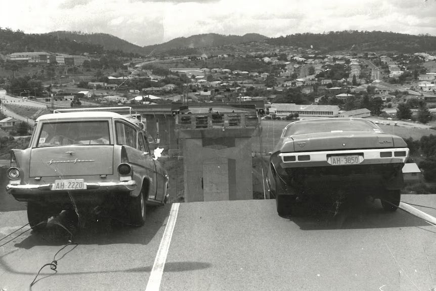 Murray Ling's EK Holden on the left and Frank Manley's HQ Holden Monaro on the right. Photo via John Sargent. ⌘