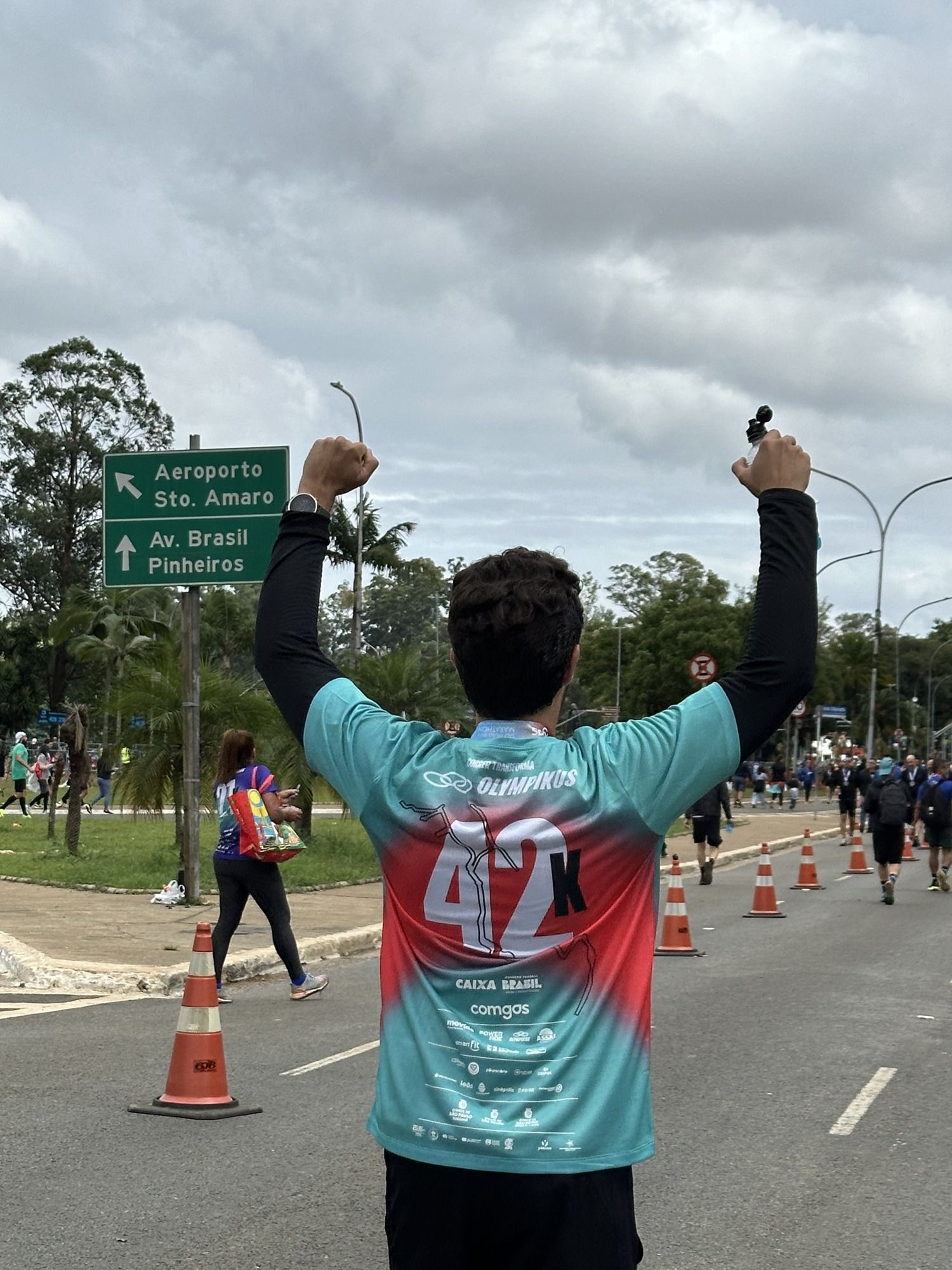 Victor Fonte Boa com os bra&ccedil;os erguidos e uma camiseta de 42 quil&ocirc;metros.