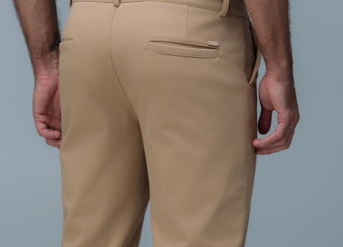 Caimento da Cal&ccedil;a Tech Moove bege.
