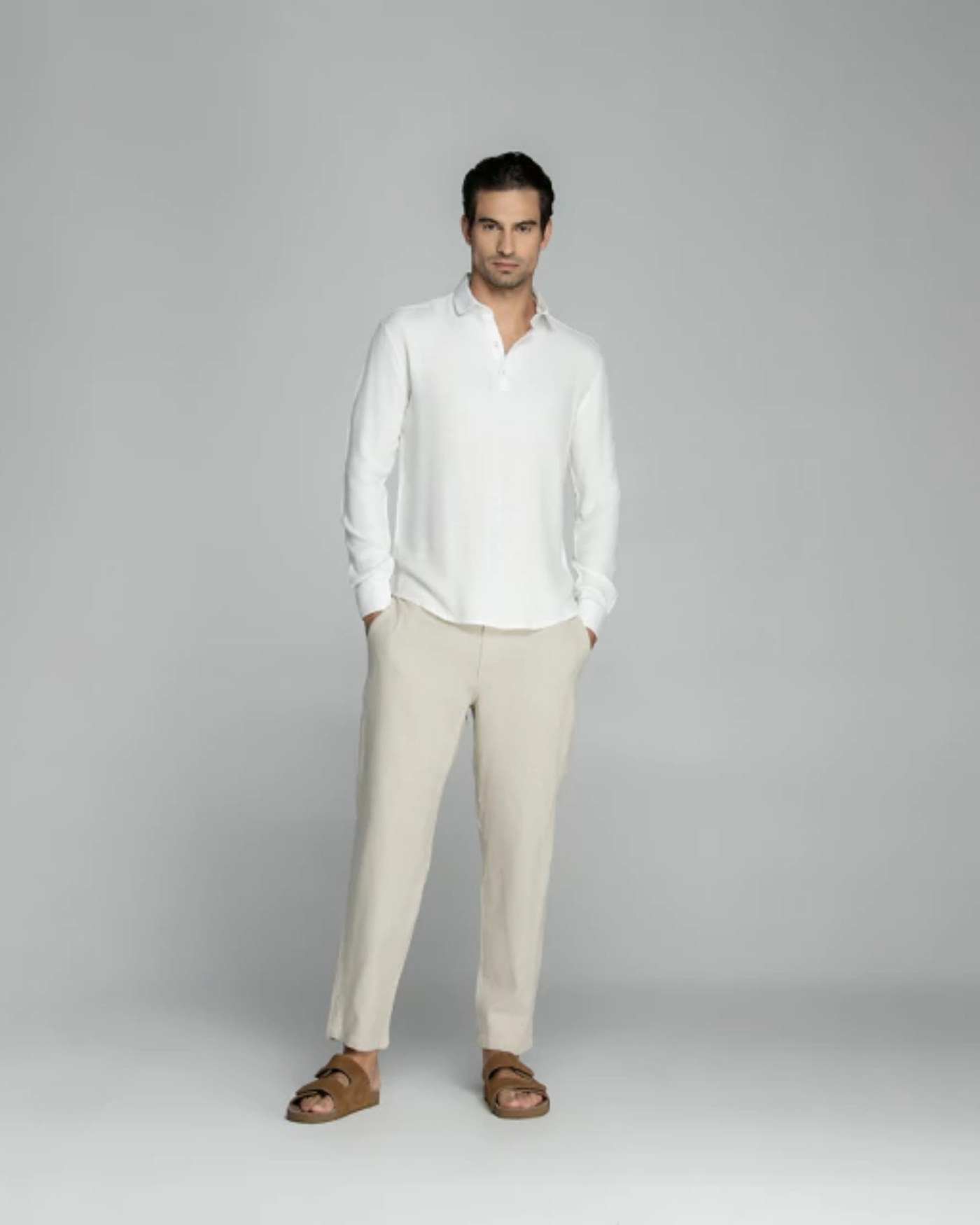 Cal&ccedil;a de Linho bege em look completo