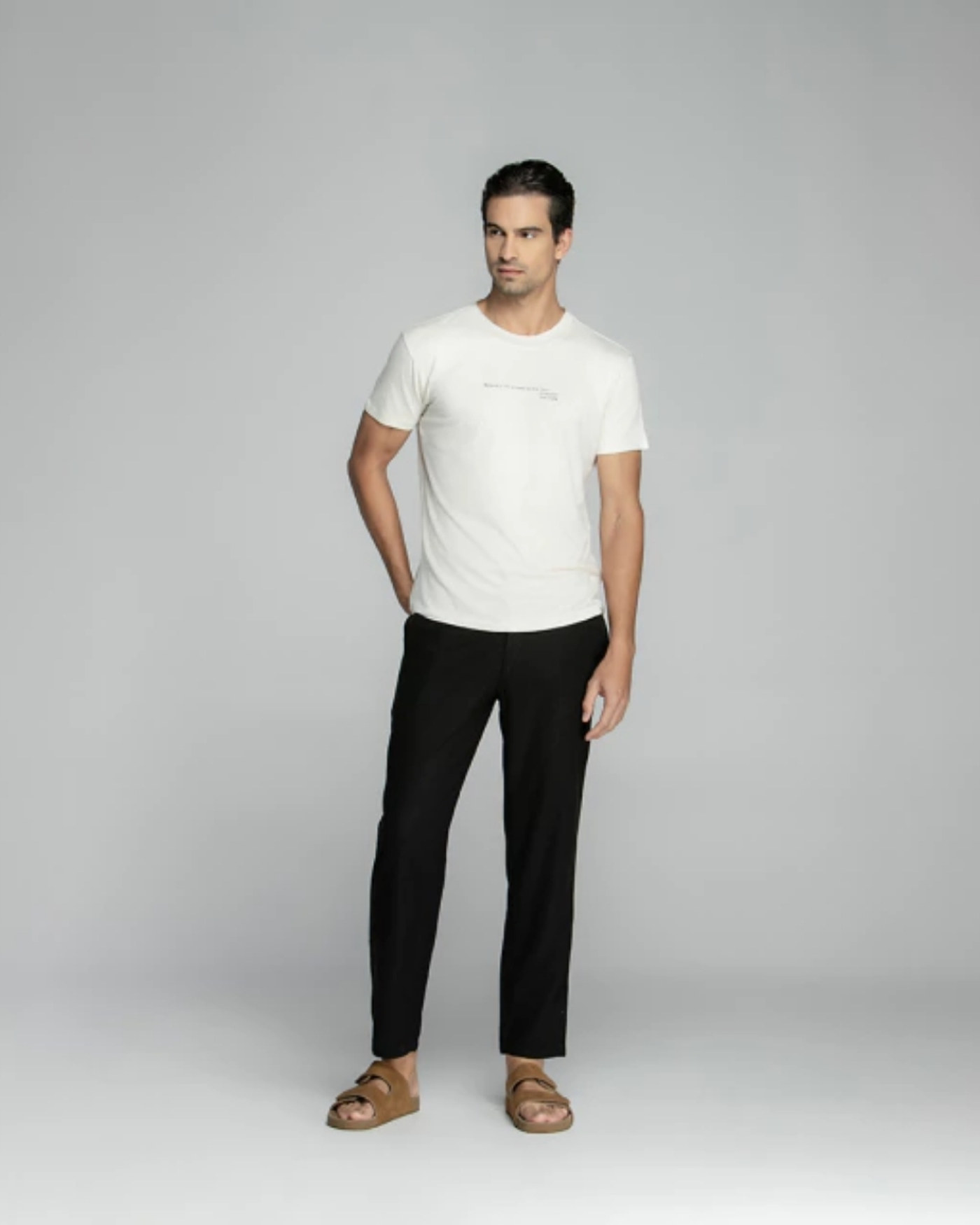 Cal&ccedil;a de Linho preta em look completo
