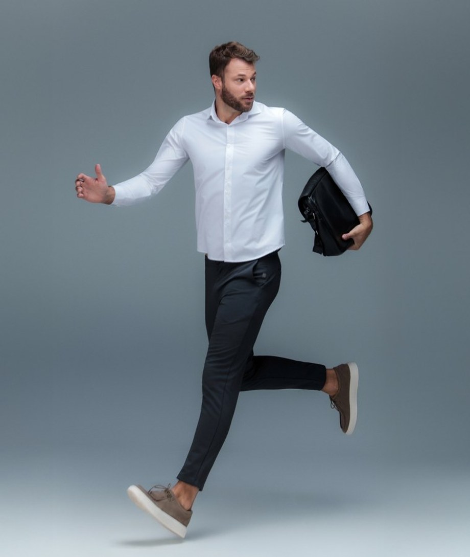 Camisa Tech branca em movimento