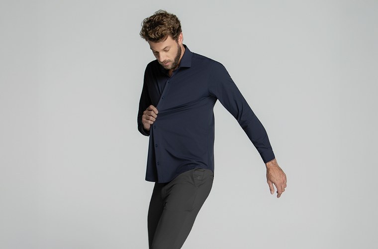 Camisa Tech azul em movimento
