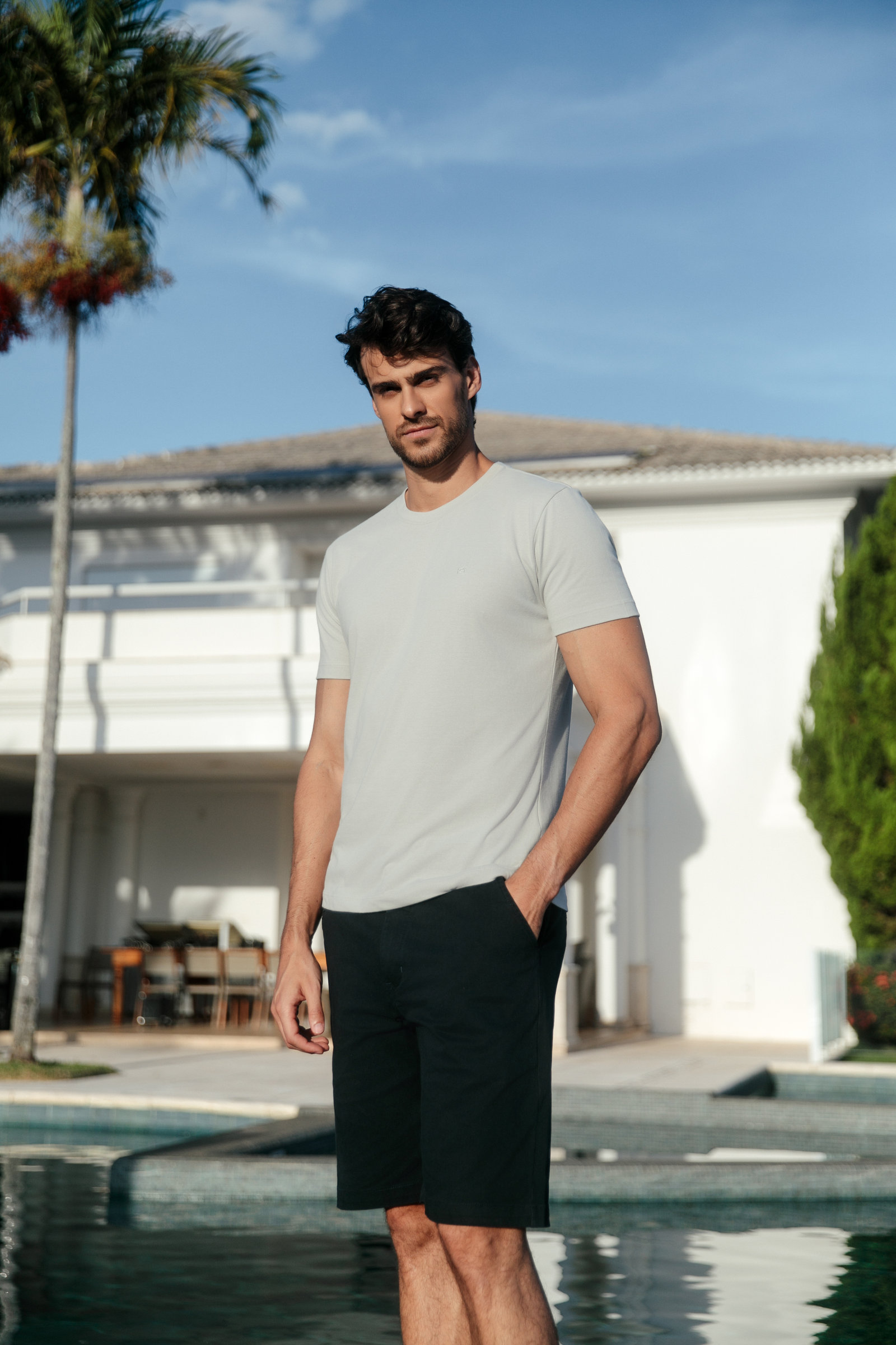 Homem usando a Camiseta Essencial branca em ambiente externo