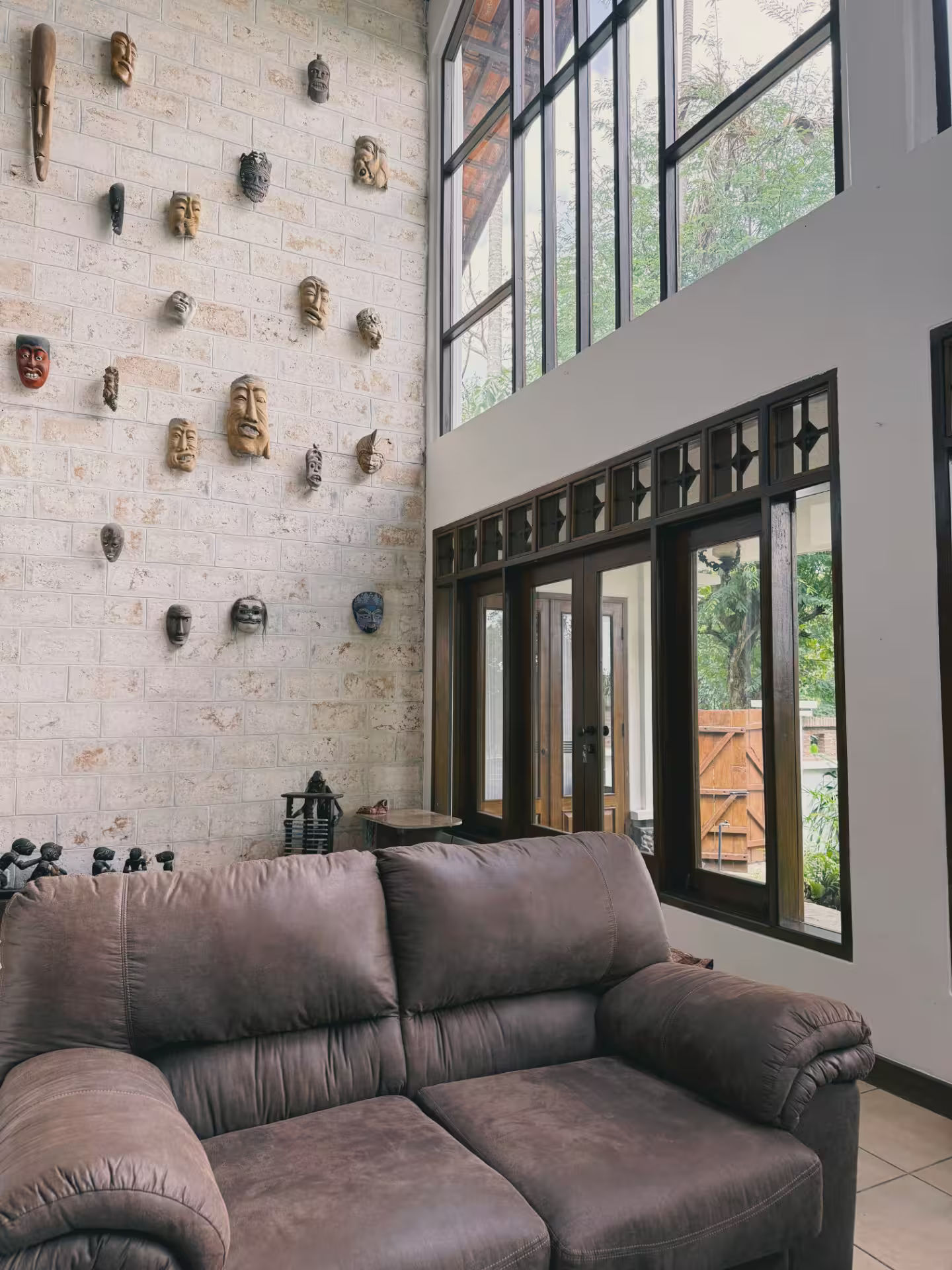 Tembok kontemporer ikonik dirumahdelima dengan sentuhan dekorasi nusantara