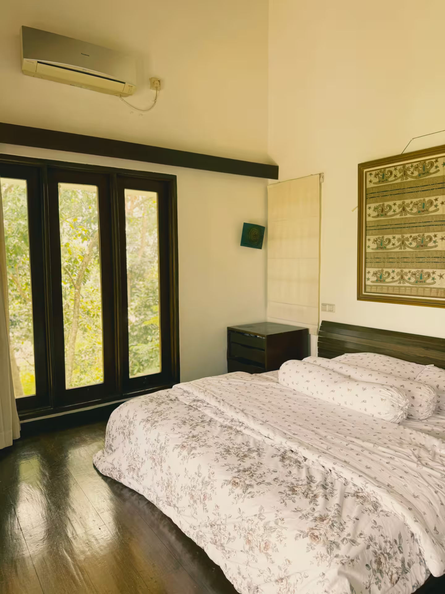 Kamar klasik yang hangat di dirumahdelima dengan sentuhan dekorasi tradisional