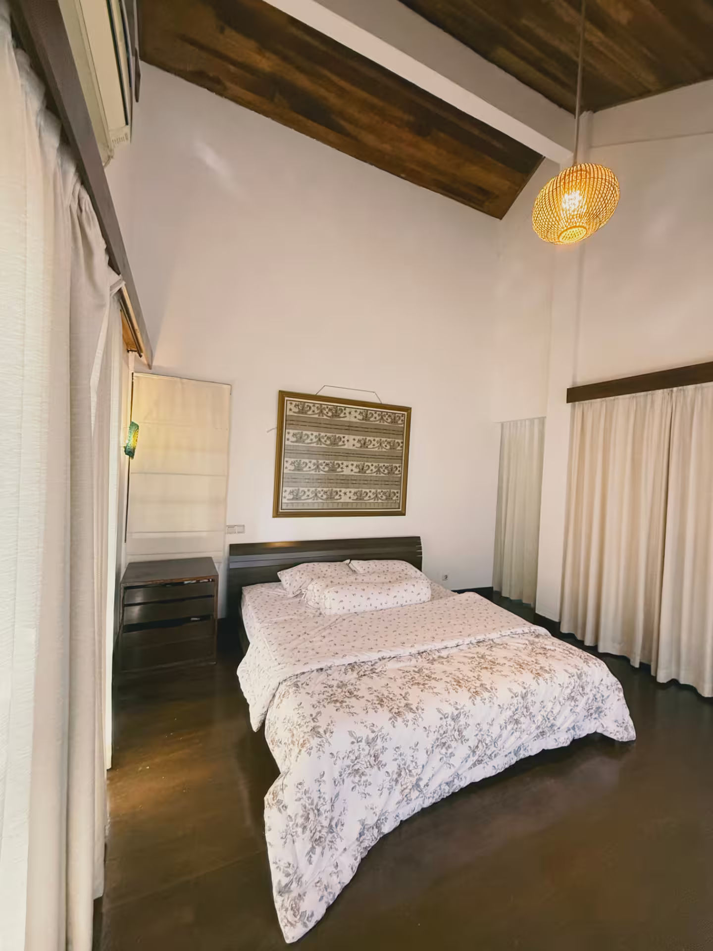 Kamar klasik dirumahdelima yang dikelilingi tembok gordyn untuk nuansa intim dan elegan