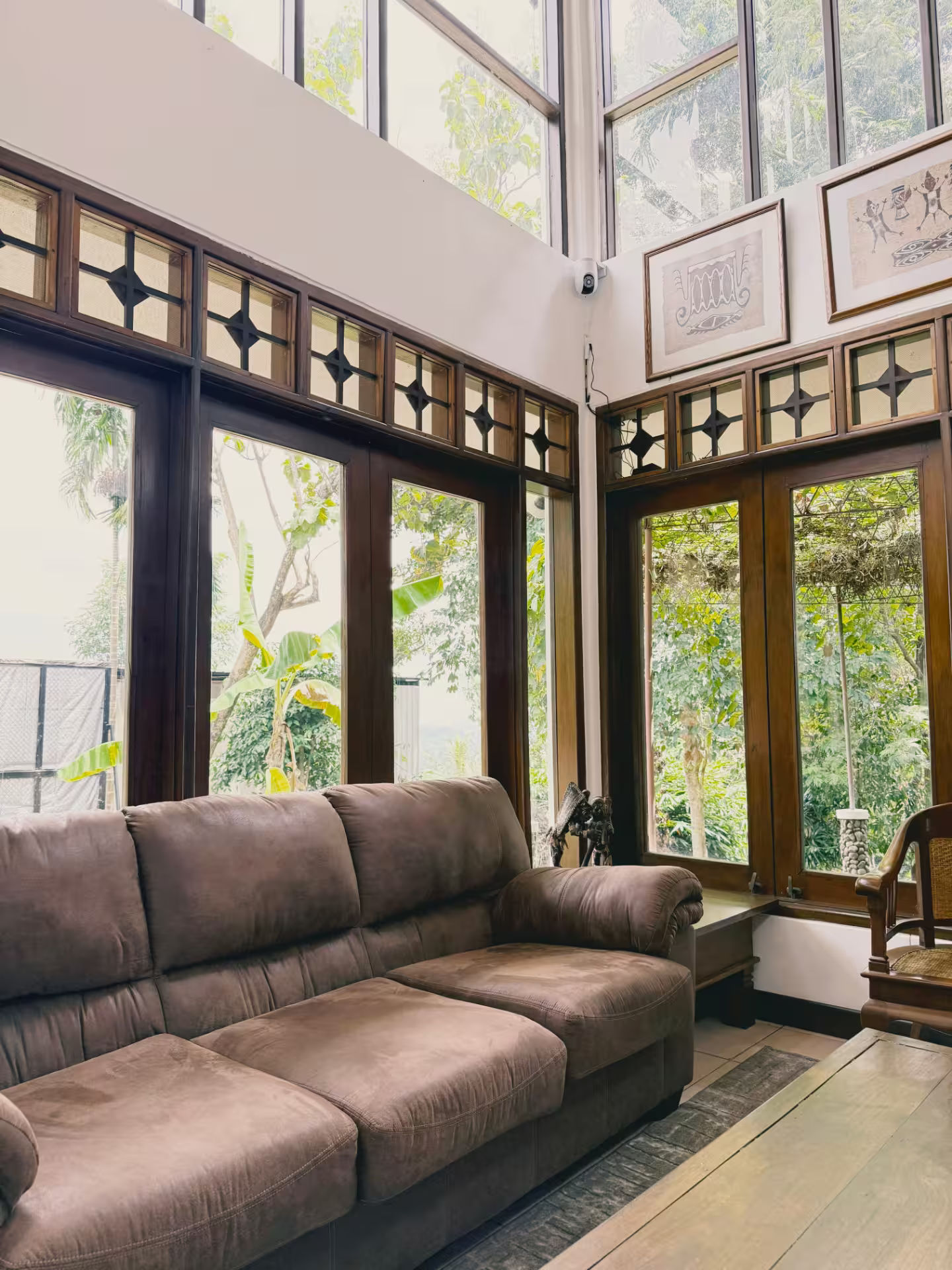 Ruang indoor dirumahdelima dengan cahaya alami yang melimpah dari jendela besar