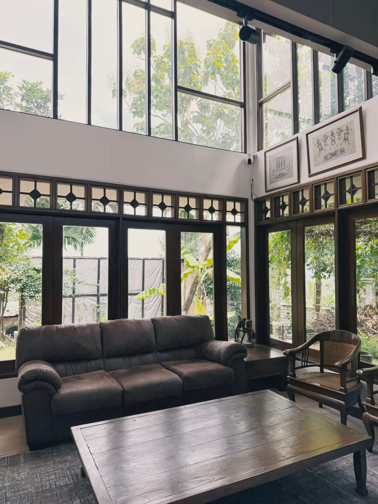 Ruang tengah lantai satu dirumahdelima sebagai tempat berkumpul yang hangat dan nyaman