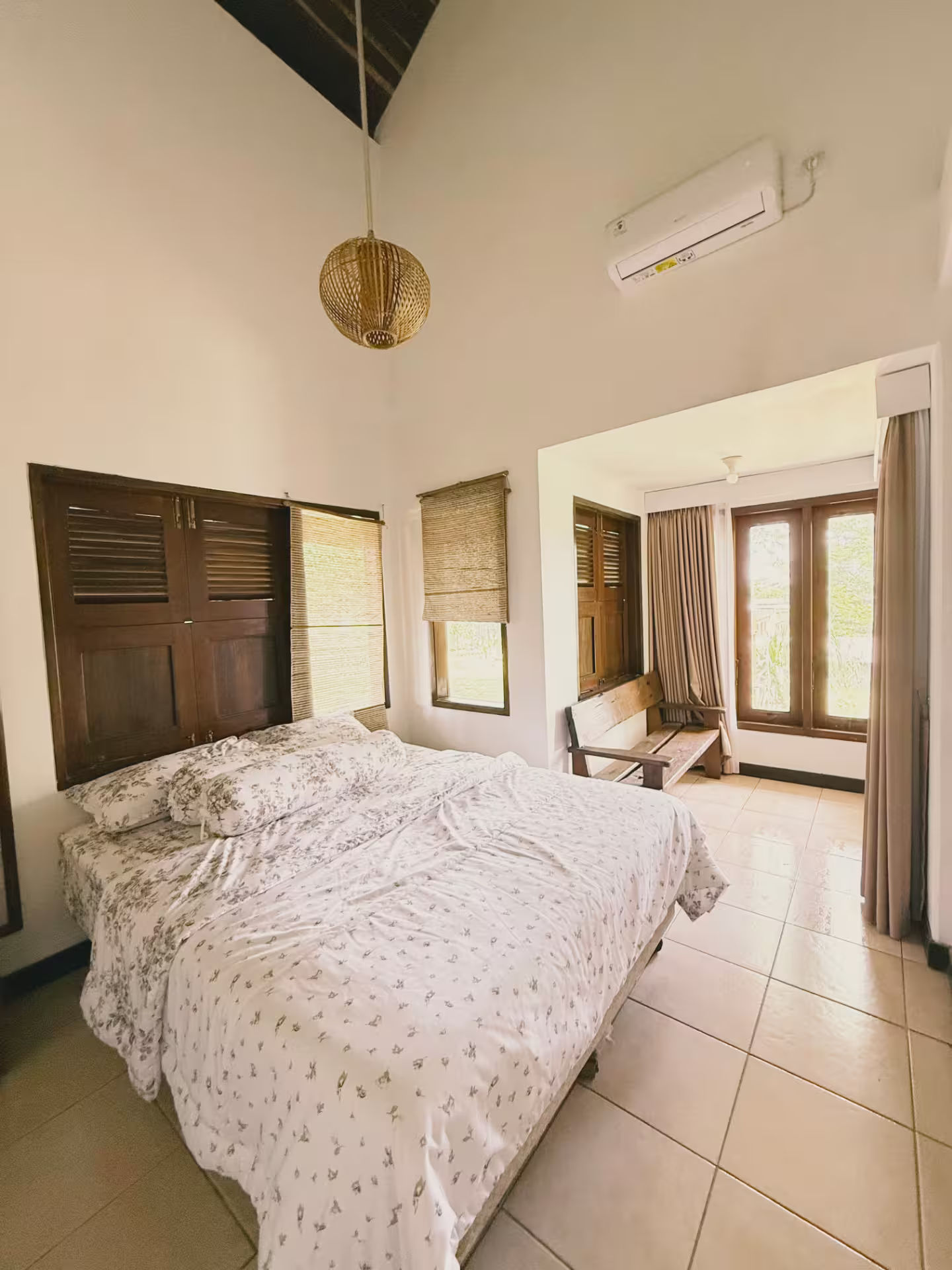 Kamar intim dan hangat di dirumahdelima dengan nuansa cozy dan pencahayaan lembut