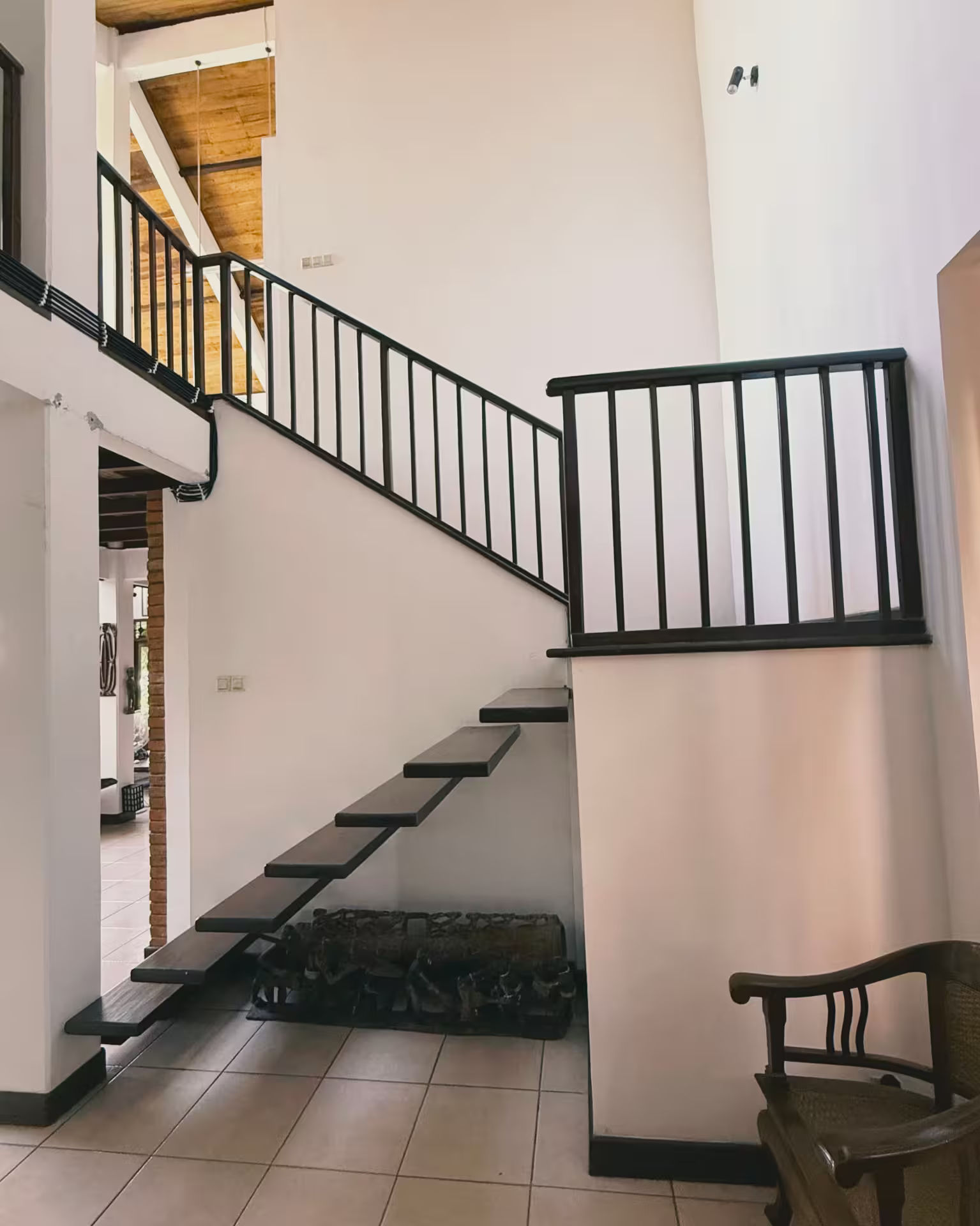 Tangga kontemporer dirumahdelima dengan railing unik bergaya modern tropis